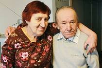 Nový život společně prožívají v Domě s pečovatelskou službou v Týně nad Vltavou Marie Hrubá (66) s manželem Oldřichem Hrubým (67). Poznali se přes inzerát v časopise, který si muž podal.