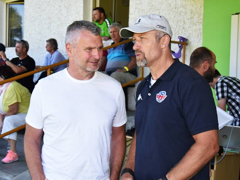 Jaroslav Modrý (vpravo) v rozhovoru se svým novým asistentem Davidem Čermákem.