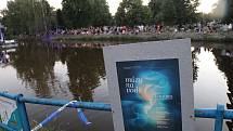 Múzy na vodě v Českých Budějovicích na slepém rameni Malše pokračovaly sobotním koncertem moravské kapely The People