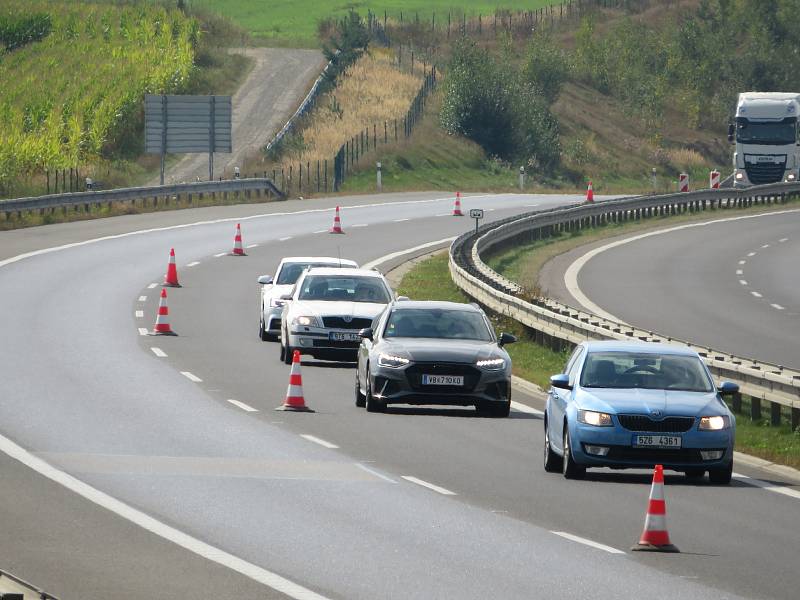 Opravy a udržovací práce na jihočeské dálnici D3 znamenají pro řidiče v některých úsecích sníženou rychlost a provoz svedený do jednoho silničního pruhu.