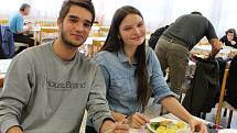 Studenti Gymnázia Česká Tereza Zelenková a Mikuláš Jáša jsou s jídelníčkem spokojeni. Ryby se tu na talíři objevují každý týden.