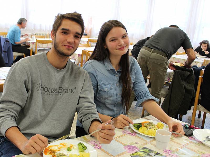 Studenti Gymnázia Česká Tereza Zelenková a Mikuláš Jáša jsou s jídelníčkem spokojeni. Ryby se tu na talíři objevují každý týden.