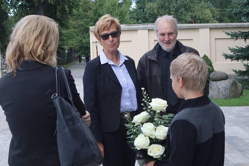 Poslední rozloučení s bývalým budějovickým primátorem Miroslavem Tetterem v obřadní síni tamního krematoria.