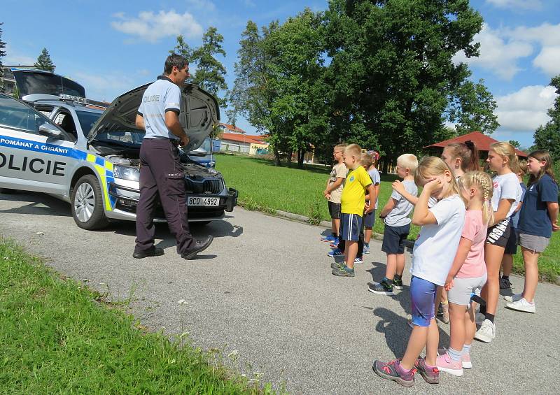 Policejní mluvčí Milan Bajcura na příměstském táboře v Českých Budějovicích nechal děti nahlédnout do policejního automobilu a vyzkoušet si mohly také brýle navozující opilost a vliv omamných a psychotropních látek.