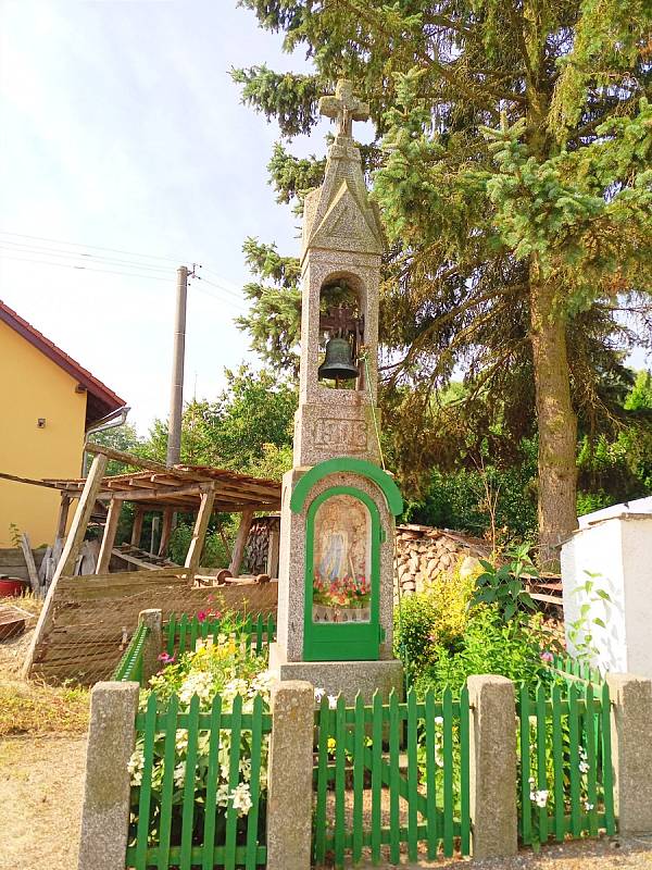 Kamenná zvonička z roku 1906 ve Starcově Lhotě