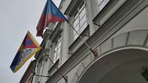 Vlajky pro Tibet zavlály i v jižních Čechách. Radnice v Trhových Svinech. Foto: Hana Korčaková