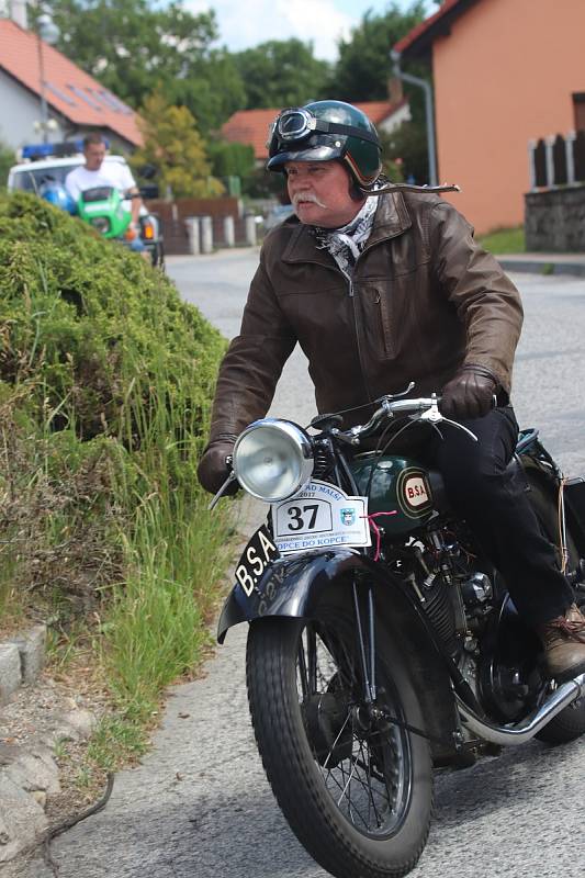 Závod historických nablýskaných aut a motocyklů S kopce do kopce odstartoval v sobotu odpoledne na návsi ve Svatém Janu nad Malší.