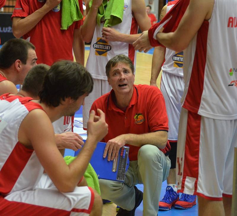 Jindřichův Hradec – Letošní 22. ročník Mattoni NBL přinesl jednu výraznou novinku. Po letech s nadstavbou se základní část opět hraje čtvyřkolově. Každý z týmů nejlepší české basketbalové ligy tak odehraje 42 zápasů.  Výjimku však tvoří Nymburk. Český gig