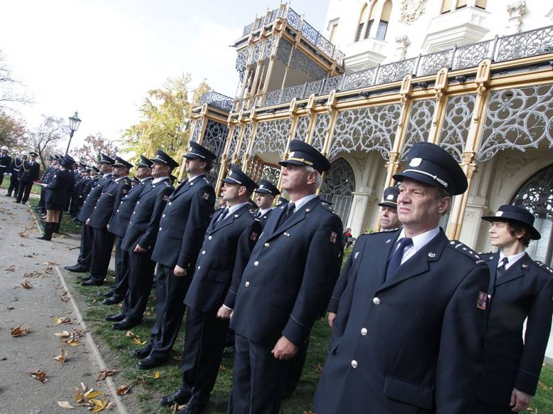 Při slavnostním aktu na Státním zámku Hluboká nad Vltavou krajský ředitel hasičů Lubomír Bureš dále uděloval medaile Za věrnost a třiadvacet nových příslušníků sboru složilo služební slib.