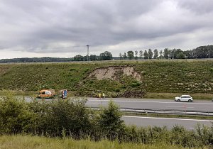 Do Česka dorazily další bouřky. Přívalový déšť zavinil sesuv půdy na dálnici