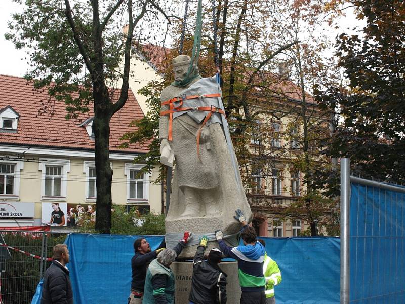 Ve středu do parku Na Sadech přicestovala socha zakladatele města.