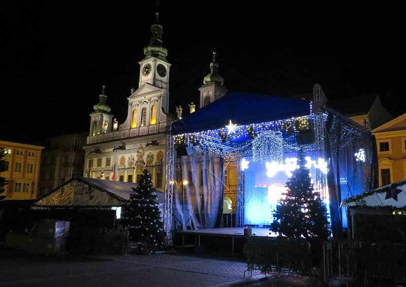 Českobudějovický advent 2021 kromě unikátního vyhlídkového kola přichystal také vyřezávané sošky mezi kluzištěm a kašnou, krásný nasvícený betlém, zvoničku či vyhlídkovou věž.