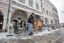 V pondělí ráno vítal nový začátek nového pracovního týdne v Budějovicích sníh.
