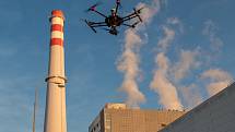 Téměř 14 hodin létal kolem jedné z pomocných budov Jaderné elektrárny Temelín speciální dron.