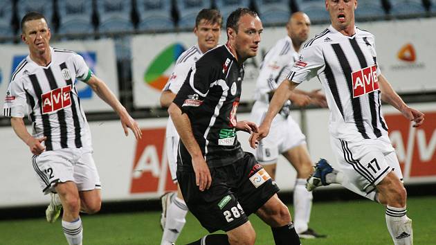 Dynamo porazilo Hradec 1:0 a drží si naději na záchranu.