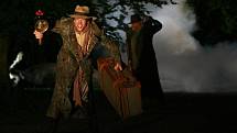 Shakespearovou komedií Jak se vám líbí zahájilo 9. června Jihočeské divadlo sezonu před otáčivým hledištěm v Českém Krumlově. Na snímku Jan Hušek jako Orlando při úprku do Ardenského lesa.