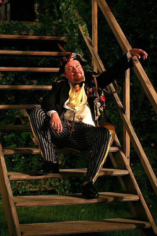 Shakespearovou komedií Jak se vám líbí zahájilo 9. června Jihočeské divadlo sezonu před otáčivým hledištěm v Českém Krumlově. Na snímku Martin Hruška (Šašek).
