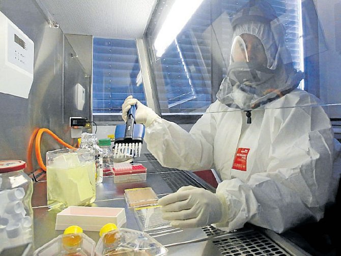 Vědci z Biologického centra v Českých Budějovicích se snaží přelstít nebezpečné viry.