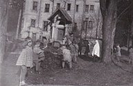 Děti pomáhají na zahradě před Hubatkovou vilou, 1957.