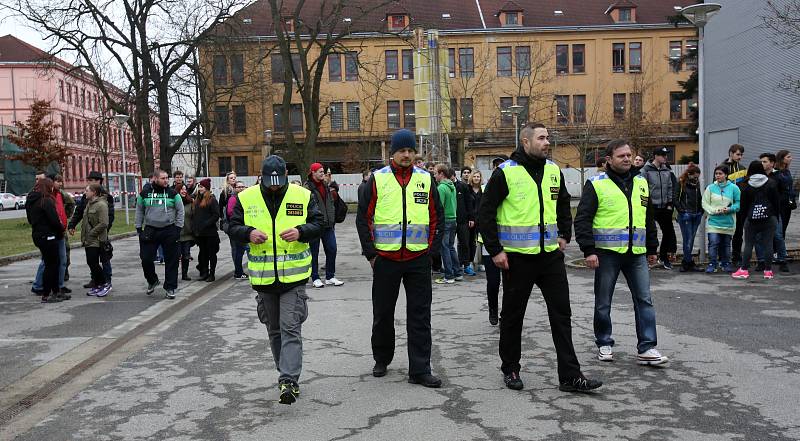 Motor nehrál. Přesto z českobudějovické Budvar Arény vyváděli policisté nevychované fanoušky. Celkem 250 lidí se zapojilo do součinnostního policejního cvičení.