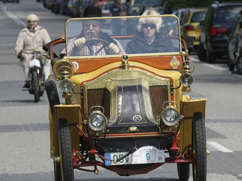 Téměř tři sta historických automobilů a motocyklů, vyrobených do roku 1945, dorazilo v sobotu na již 38. ročník Veteran rallye Křivonoska.  Po celé trase z Hluboké nad Vltavou až do Protivína je obdivovaly stovky diváků.