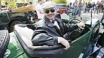 Téměř tři sta historických automobilů a motocyklů, vyrobených do roku 1945, dorazilo v sobotu na již 38. ročník Veteran rallye Křivonoska.  Po celé trase z Hluboké nad Vltavou až do Protivína je obdivovaly stovky diváků.