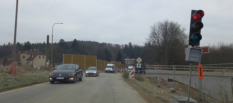 Dopravní změny v Českých Budějovicích. Dne 24. listopadu 2021 začala zhruba dvoutýdenní rekonstrukce Novohradské ulice u Nových Hodějovic kvůli stavbě dálnice D3 (na snímku).