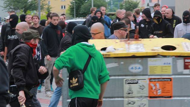 Protestní akce proti Romům se zvrtla v pouliční válku mezi demonstranty a policií.