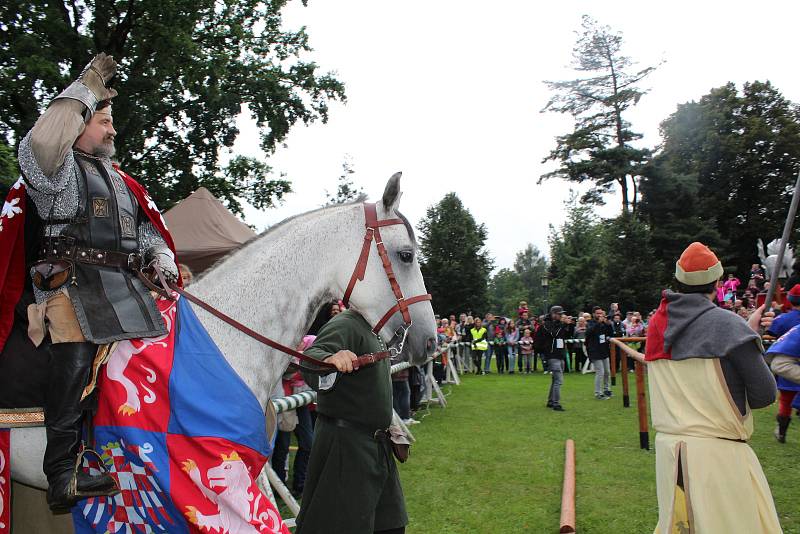 Slavnosti železné a zlaté vyvrcholily v sobotu odpoledne příjezdem krále Přemysla Otakara II. na Sokolský ostrov v Českých Budějovicích.