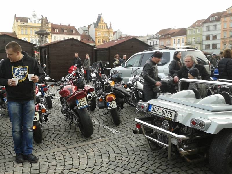 Vánoční motosraz na českobudějovickém náměstí.