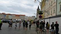 Všechny složky integrovaného záchranného systému zasahovaly na náměstí Přemysla Otakara II., jedna žena byla zraněná, pachatel byl zatčen.