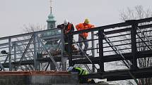 Nová ocelová lávka na Jiráskově jezu v Českých Budějovicích byla uložena na své místo a o pár dní později opět demontovaná.