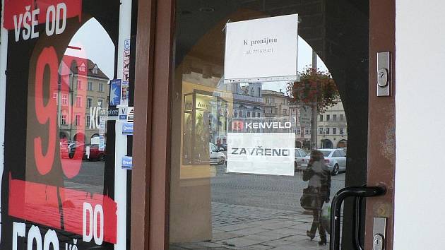 Na obchodech v centru Českých Budějovic se stále častěji objevuje nápis: K pronájmu.