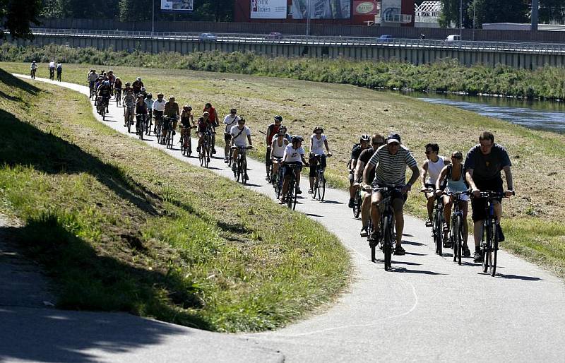 Známý českobudějovický pedagog a nadšený propagátor cyklistiky Josef Cepák se zřítil při výstupu na alpský vrchol Mt. Blanc a zahynul.