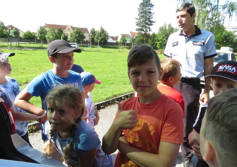 Policejní mluvčí Milan Bajcura na příměstském táboře v Českých Budějovicích nechal děti nahlédnout do policejního automobilu a vyzkoušet si mohly také brýle navozující opilost a vliv omamných a psychotropních látek.