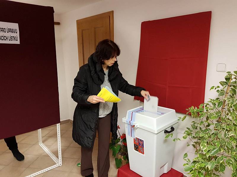 V Husinci mělo ve čtvrt na čtyři odvoleno 128 lidi z 1100 oprávněných voličů.