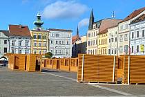 Nové stánky jsou letos připravené pro vánoční městečko v Českých Budějovicích. Na náměstí Přemysla Otakara II. už je dělníci montují.