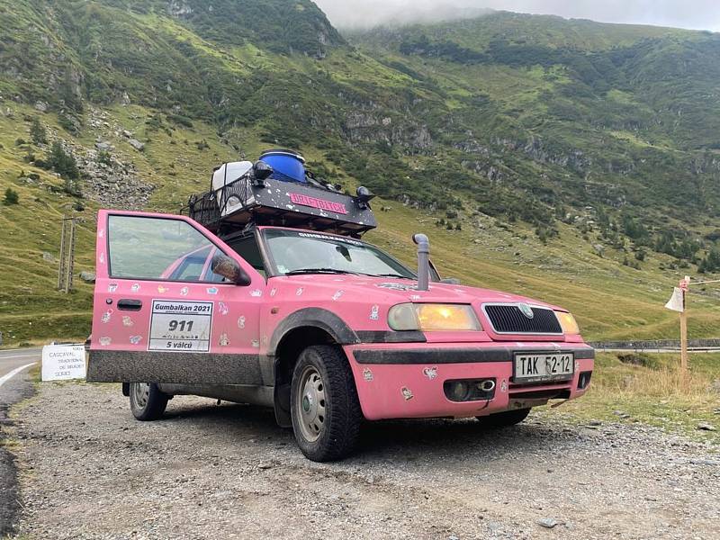 Orientační rallye Gumbalkan absolvovali Jihočeši od 21. do 27. srpna. Se svými vozy v hodnotě do 25 tisíc ujeli 3 800 kilometrů a užili si spoustu zábavy, projeli Slovensko, Ukrajinu a dorazili do cíle v rumunském Banátu.