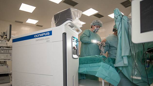 Nový holmiový laser, vůbec první svého druhu v Evropě, slouží pacientům urologického oddělení českobudějovické nemocnice.