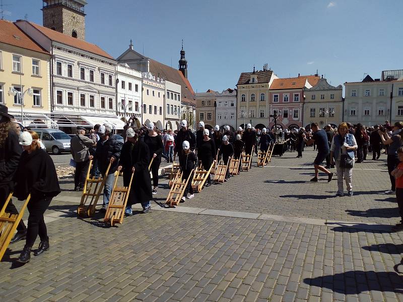 Na Velký pátek lidé sledovali průvod městem Velikonoční hrkání Divadla Víti Marčíka. Ve 12 h hrkání symbolizovalo Golgotu.