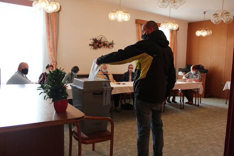 Do budovy úřadu Městyse Dolního Bukovska přišli první voliči v sobotu v osm hodin ráno.