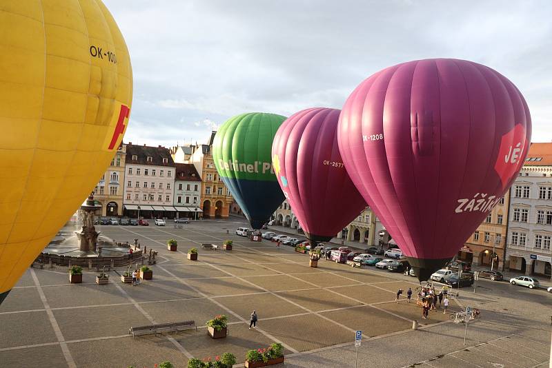 Čtyři horkovzdušné balony vzlétly ve čtvrtek v ranních hodinách z českobudějovického náměstí Přemysla Otakara II.