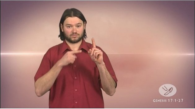Formu videa má Bible přeložená do znakového jazyka. V rohu je grafický symbol, který slouží neslyšícím jako nadpis kapitoly.