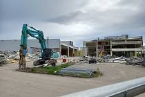 Bourání hypermarketu Albert v Českých Budějovicích už odkrylo vnitřní konstrukce. Na místě vznikne retail park.