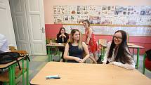 I studenti z Gymnázia Česká 64 dneska zasedli do lavic, aby napsali své maturitní testy.