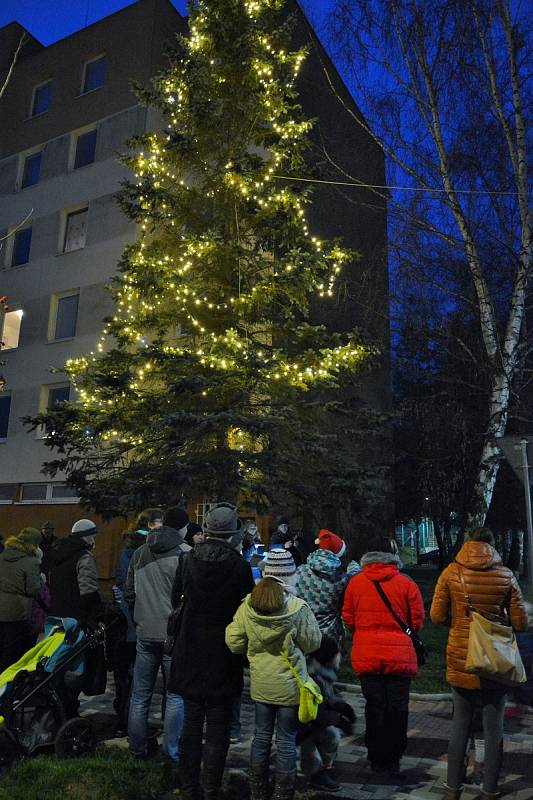 O první adventní neděli v Týně nad Vltavou prošel Zvonkový průvod, slavnostně se rozsvítil vánoční strom a lidé si užili spoustu zábavy.