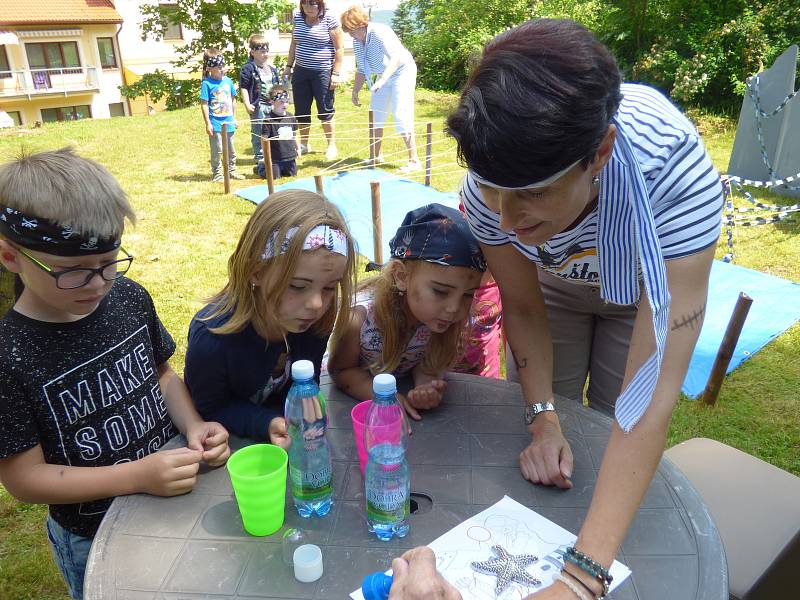 Senioři z Horní Stropnice oslavili den děti s místními dětmi. Proměnili se v piráty.