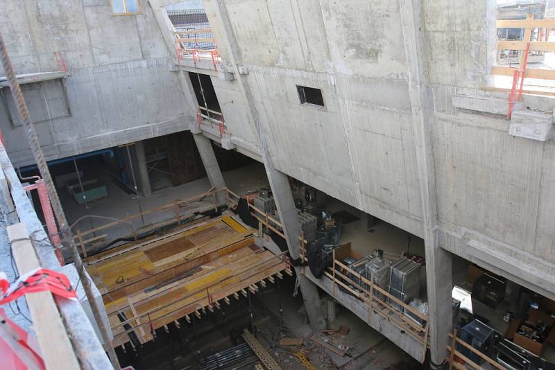 Zvětšené a modernější obchodní centrum na budějovické Pražské třídě se otevře koncem října.