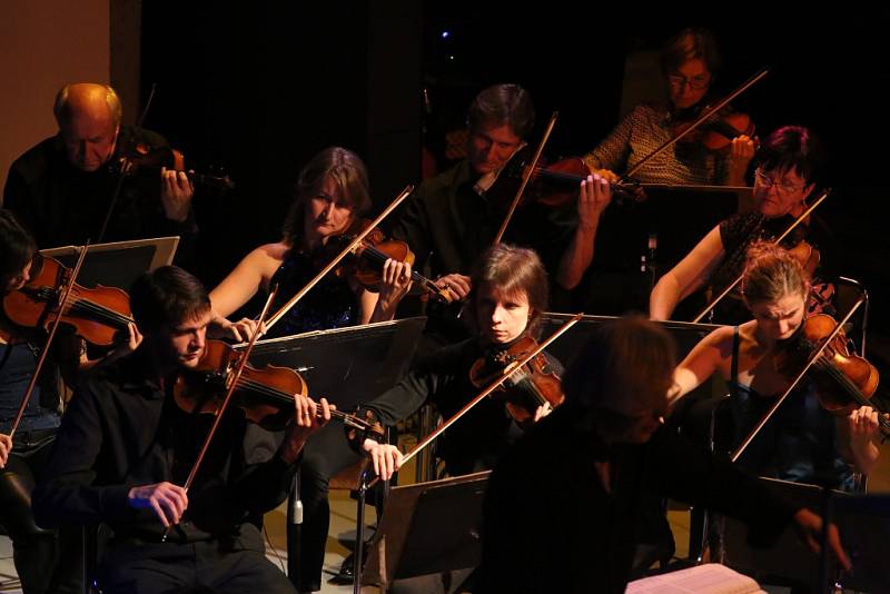 Rocková skupina Keks a Jihočeská filharmonie zahrály společně 22. října v českobudějovickém DK Metropol.