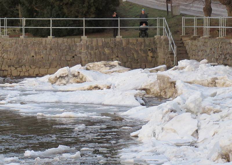 Kry se nahromadily v korytě řeky v Kolodějích nad Lužnicí, ve čtvrtek 18. února už byl průtok volný a pomalu odtávaly.